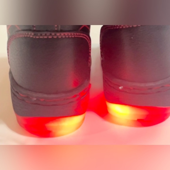 Marvel Spider-Man Themed Kids Boys Warm Winter Velcro Light-Up Boots Size 6 - Picture 6 of 9